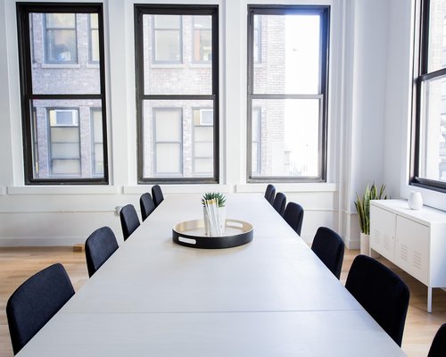 A modern collaborative corporate meeting room layout inside an office in Bogota